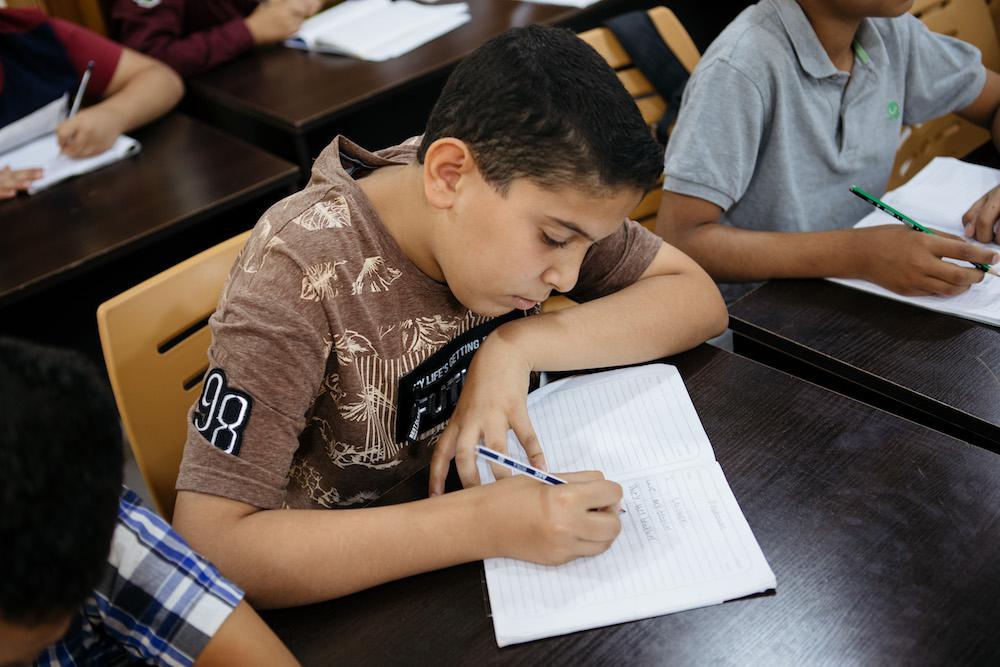 Perheensä mukana Syyriasta sotaa paennut Reda Al Mohammad, 15, opiskelee englantia Nenäpäivän tuella Kirkon Ulkomaanavun toimintakeskuksessa Itä-Ammanissa Jordaniassa.