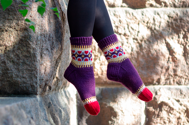 Nenäpäivän villasukkiin, eli nenäsukkiin voi ottaa mallia Pariton rasa -blogin Reetan sukista, joissa on kauniin kirkkaat värit ja Nenäpäivään sopivat iloiset kuvioinnit.