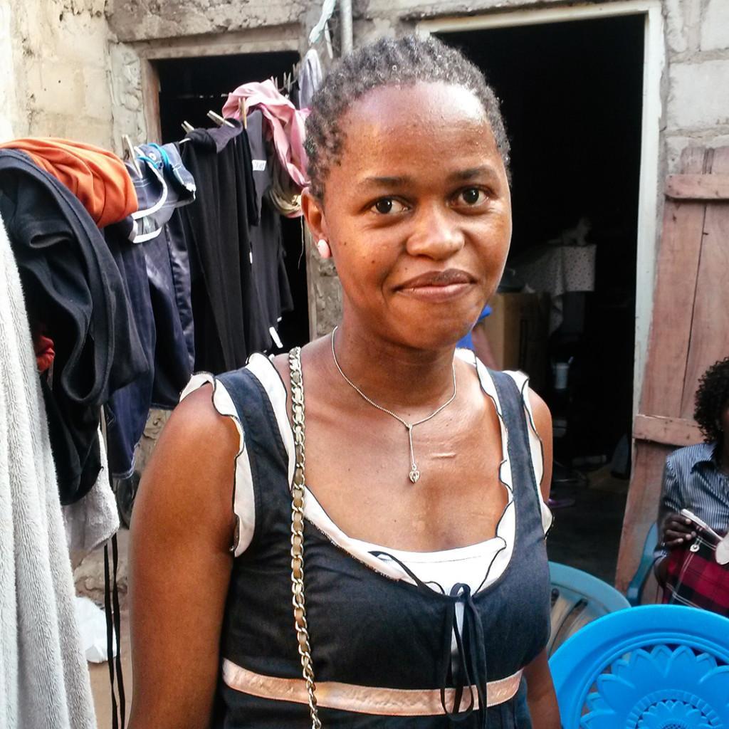 Mariana Nomisa Manhise, Mosambikilainen Mariana Nomisa Manhise seisoo ja hymyilee pyykkinarun edessä.