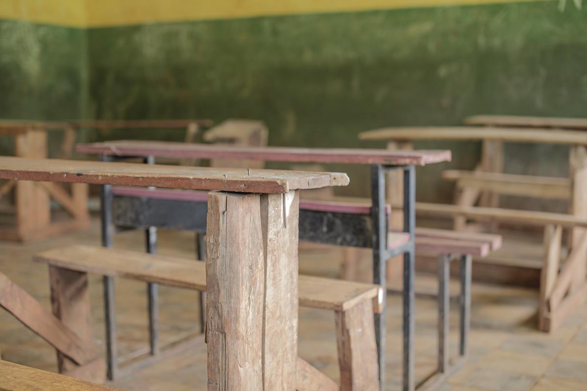 Tyhjä koululuokka Etiopian maaseudulla